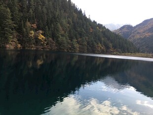 宁静山水湖景倒影如画