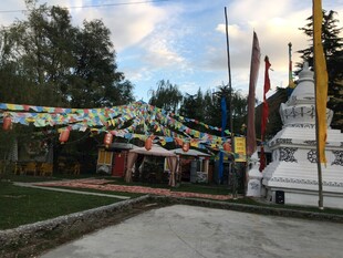 藏传佛教寺院外经幡飘扬
