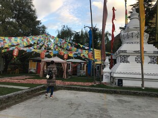 藏式佛塔前的多彩经幡