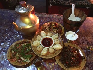 丰盛中式美食拼盘