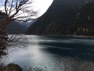 静谧山水间的蓝湖风光