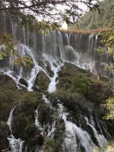 山间壮丽瀑布景观