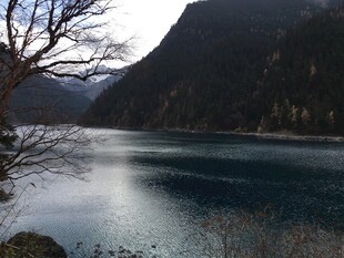 静谧湖景伴山景