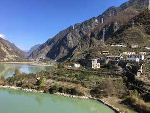 青山绿水间的美丽村落