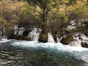 山间溪流瀑布自然美景