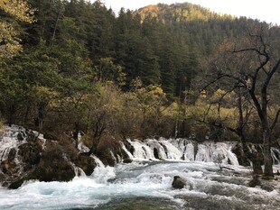 山间溪流瀑布自然美景