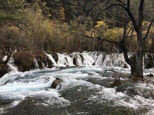 山间溪流瀑布自然美景