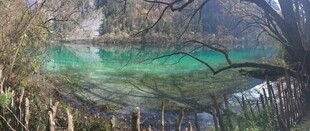 山间碧绿湖水美景