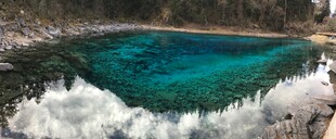 壮丽蓝湖瀑布景观