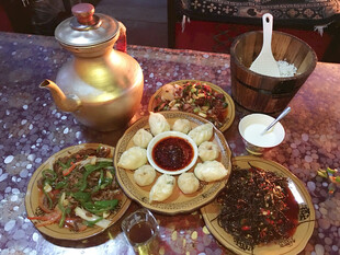 丰盛中式美食拼盘