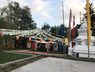 藏式佛塔与经幡景观