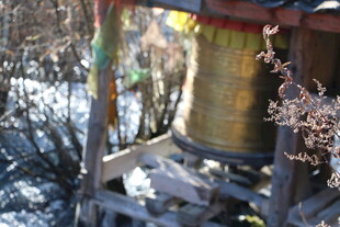 古老转经筒置于户外环境