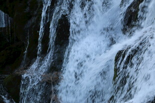 山间瀑布水流倾泻而下