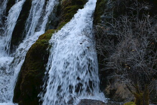 山间瀑布水流倾泻而下