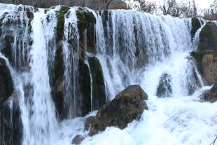 冬日壮观瀑布水流倾泻