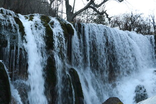 冬日冰雪覆盖的壮观瀑布