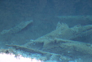 海底沉船残骸景象