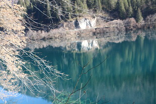 宁静湖水旁的山间小屋
