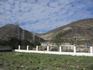 乡村田野与远山风景