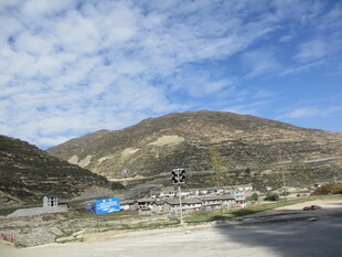 山间公路旁的开阔景致