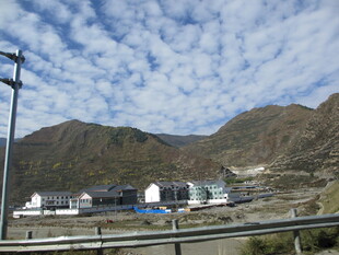 山间建筑与公路风景