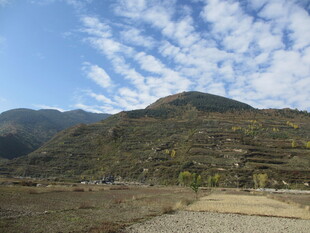 山间美景 蓝天白云映山峦