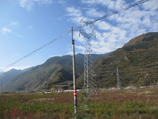 山间输电线路风景