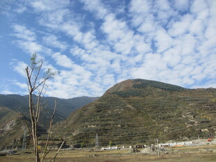 山间旷野的蓝天白云美景