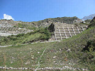 山坡上的石砌结构景观