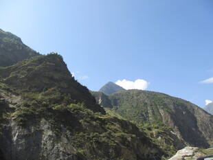壮丽山景 蓝天白云下的巍峨