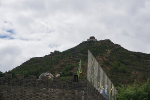 山峦上的古老城墙景观