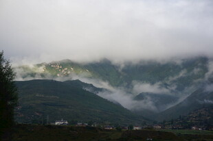 云雾缭绕的壮美山峦