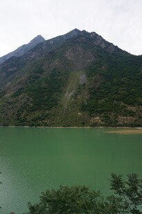 青山绿水间的秀丽湖景