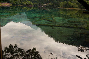 清澈湖水倒映蓝天白云