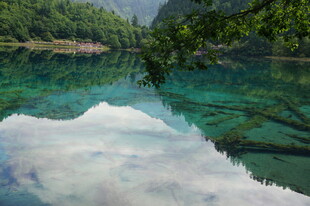 清澈湖景倒映山林白云