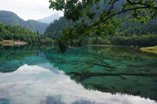 清澈碧绿的山间幽美湖泊