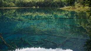 清澈幽蓝的美丽自然水域