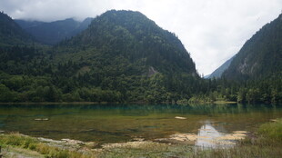 山间绿水环绕的秀丽景致