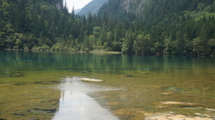 山间清澈湖泊美景