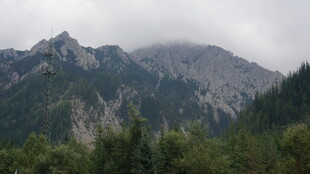 云雾缭绕的壮美山峦