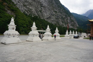 山间白塔群 静谧佛教景致