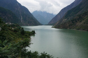 壮丽山水间的宁静湖泊