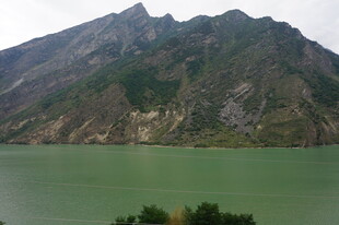 青山绿水间的秀丽湖景
