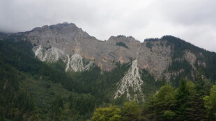 壮丽山景 绿意环绕的山峦