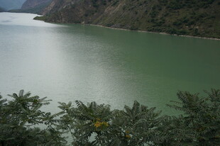 青山绿水间的宁静湖泊