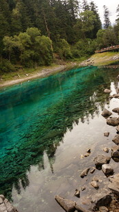 清澈碧绿的山间幽美湖泊