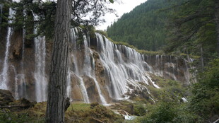 山间壮丽瀑布景观