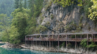 山间临水木质栈道美景