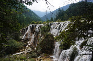 山间瀑布 自然美景如画