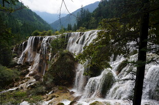 山间壮丽瀑布景观